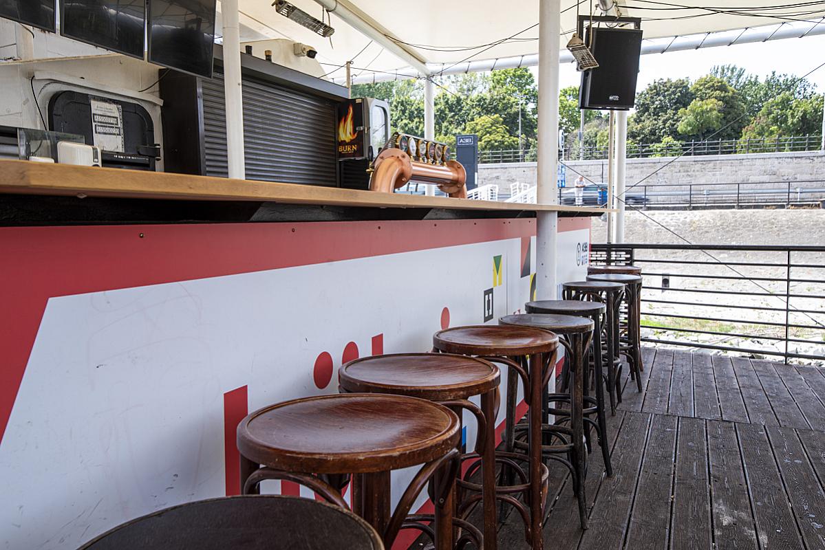 Orrterasz koktélbárral