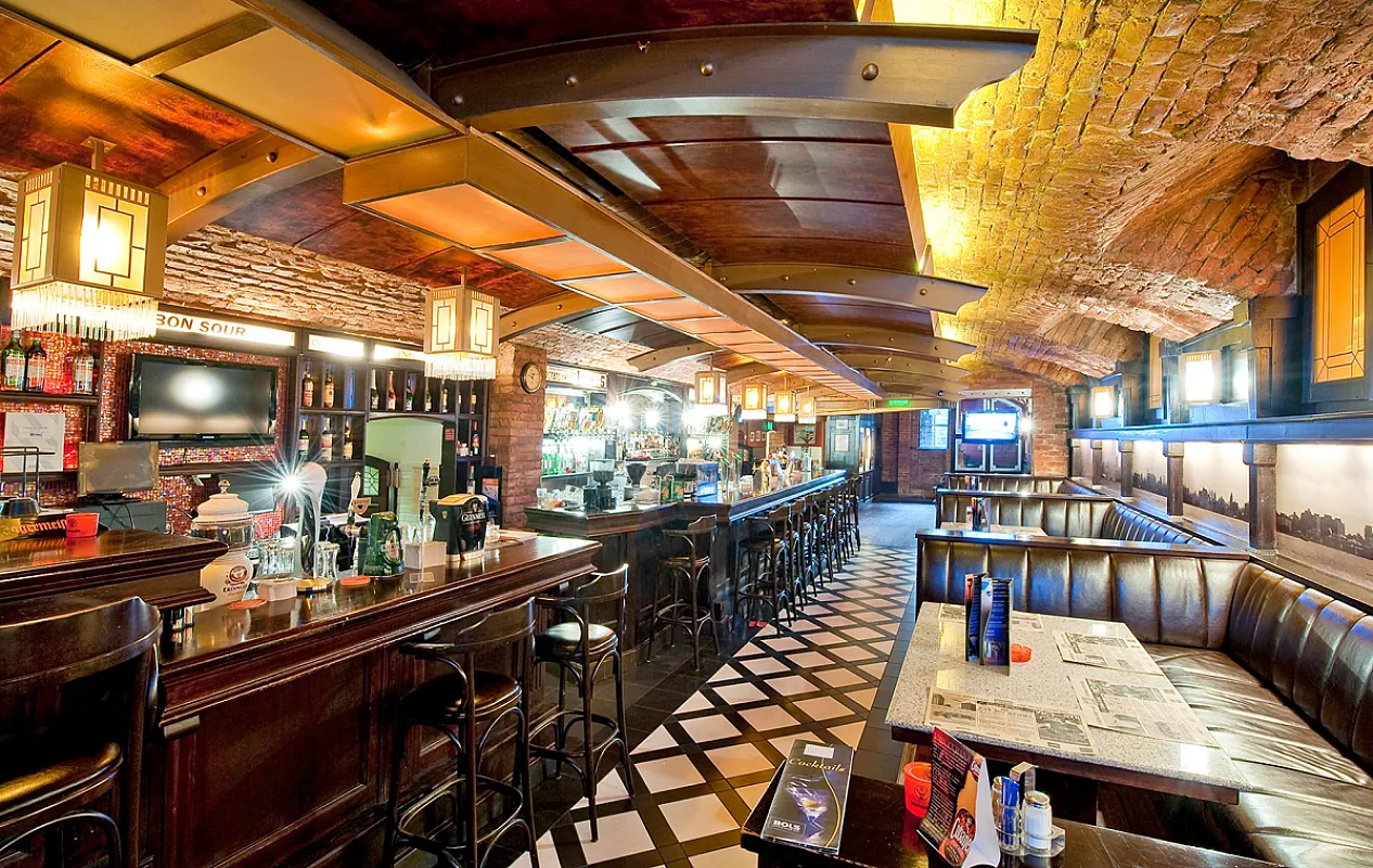 Fat Mo's Restaurant & Live Music Club