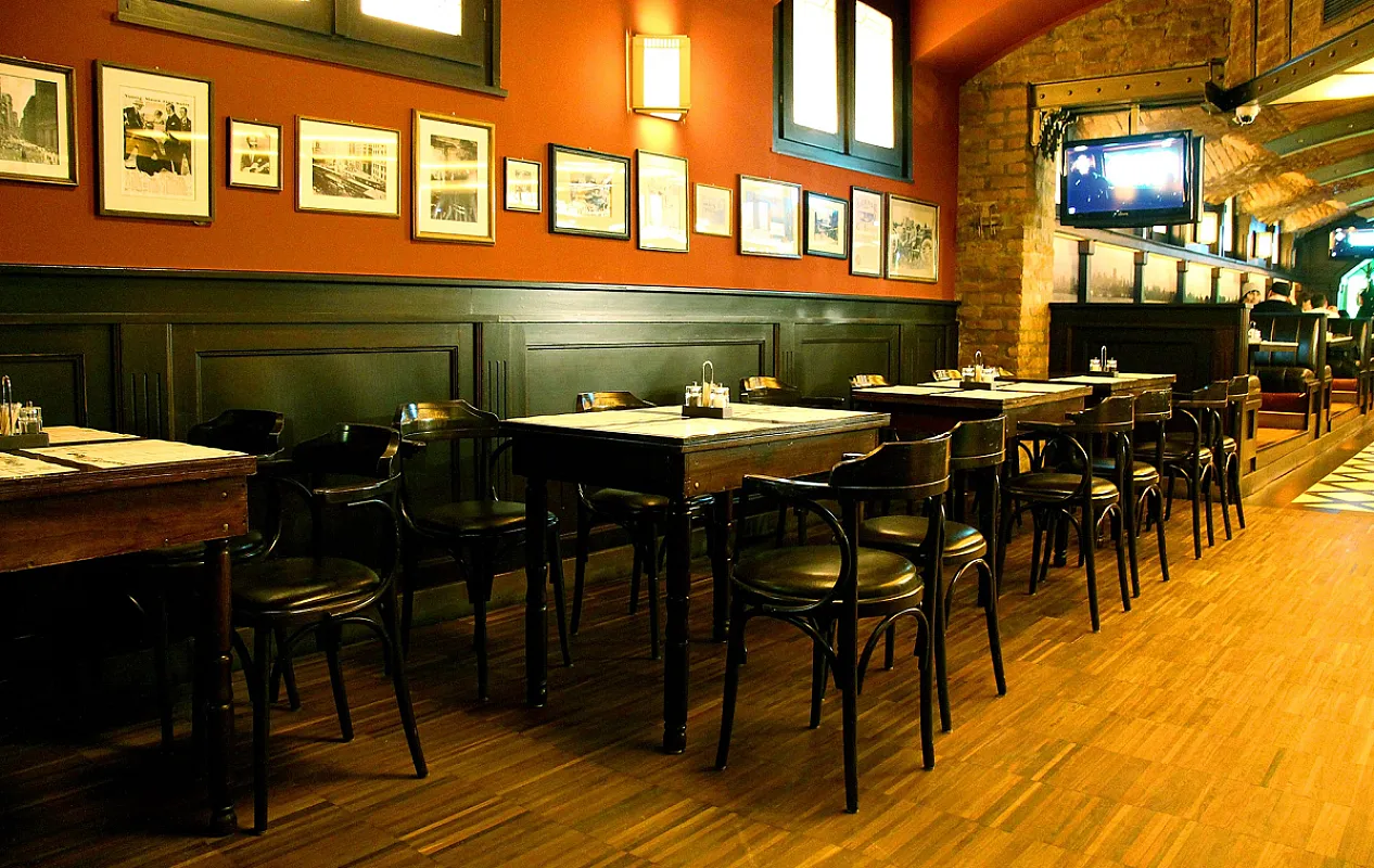 Fat Mo's Restaurant & Live Music Club