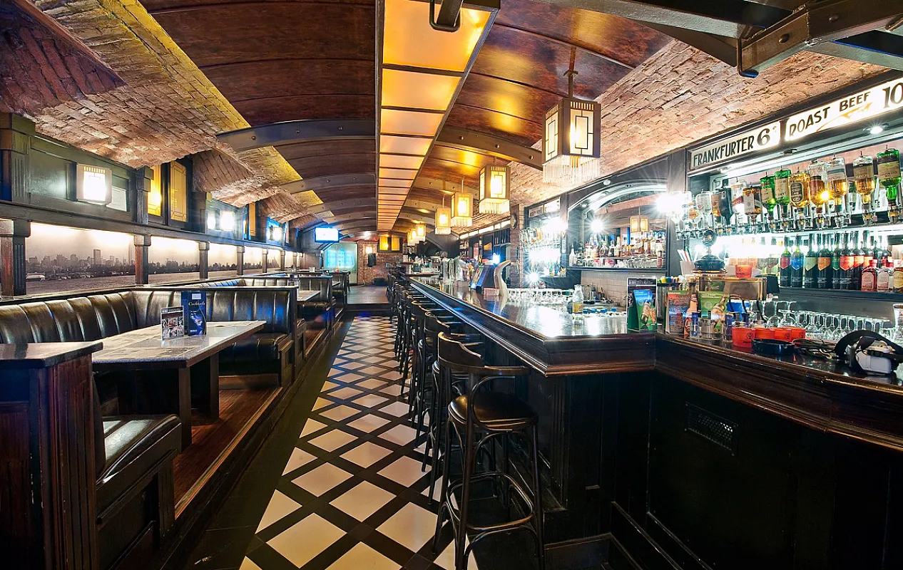 Fat Mo's Restaurant & Live Music Club