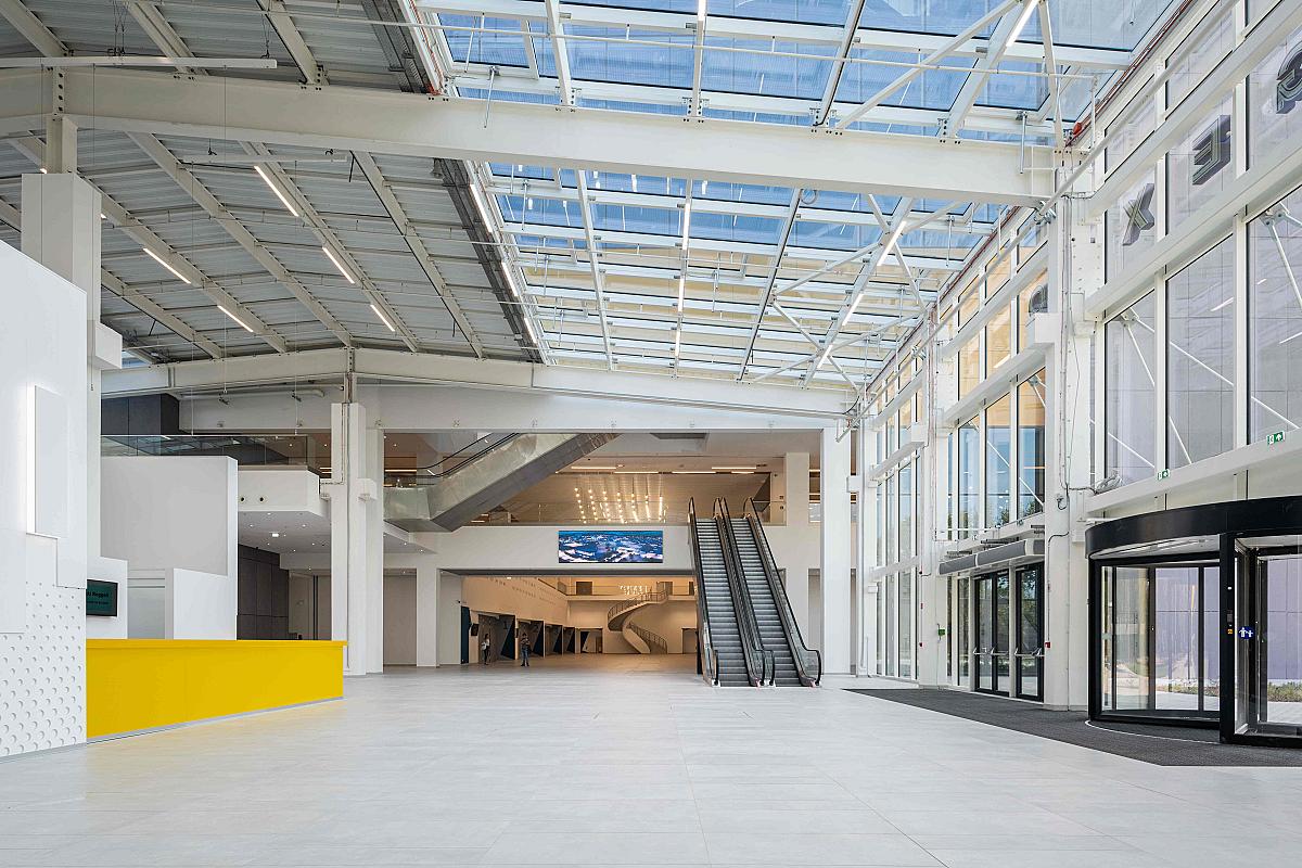 C Kongresszusi Központ Földszint F foyer