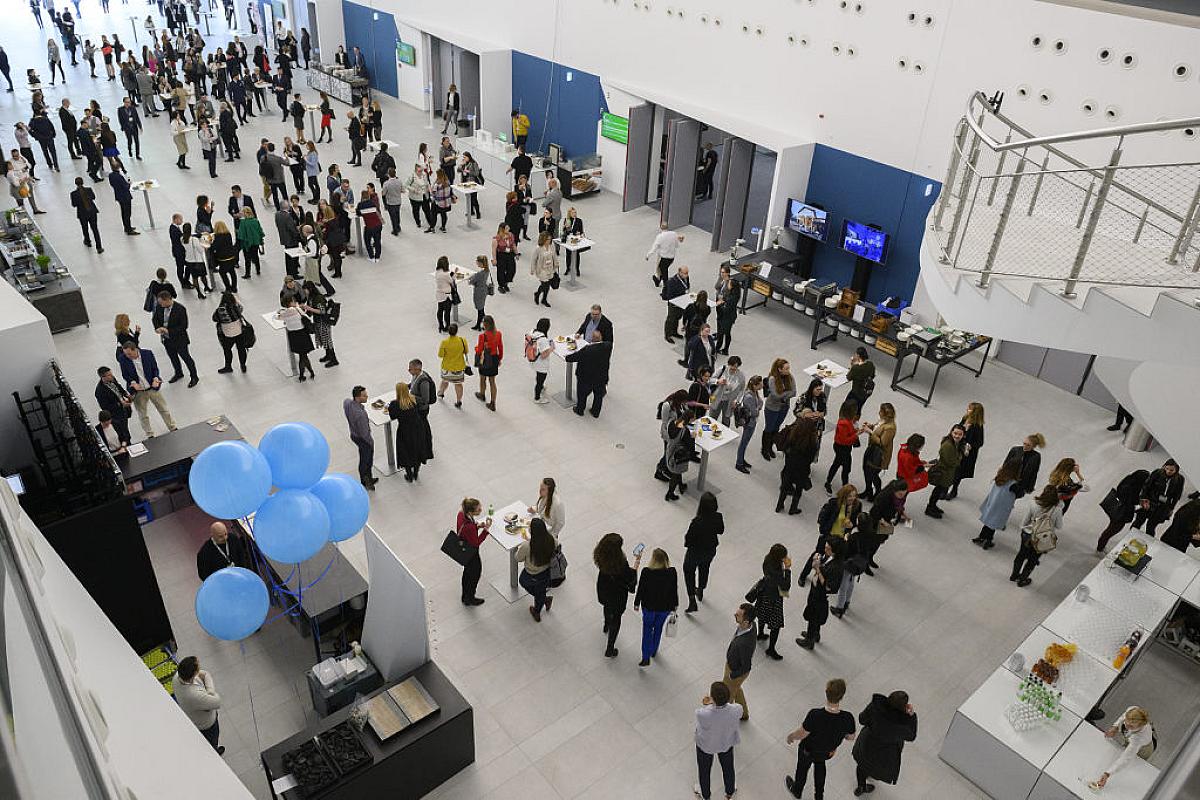 C Kongresszusi Központ Földszint F foyer