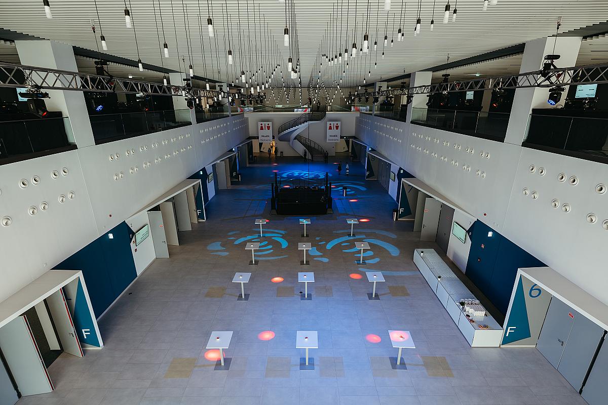 C Kongresszusi Központ Földszint F foyer