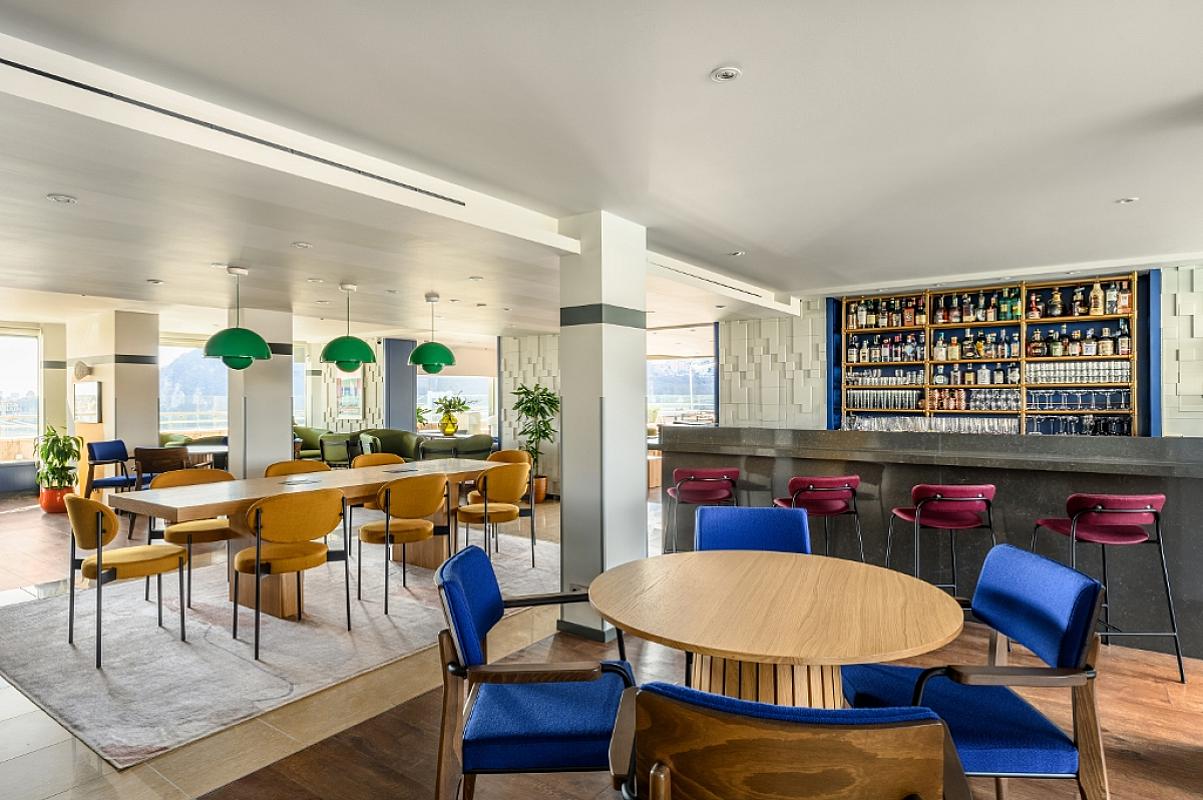 Liz & Chain Rooftop Bar