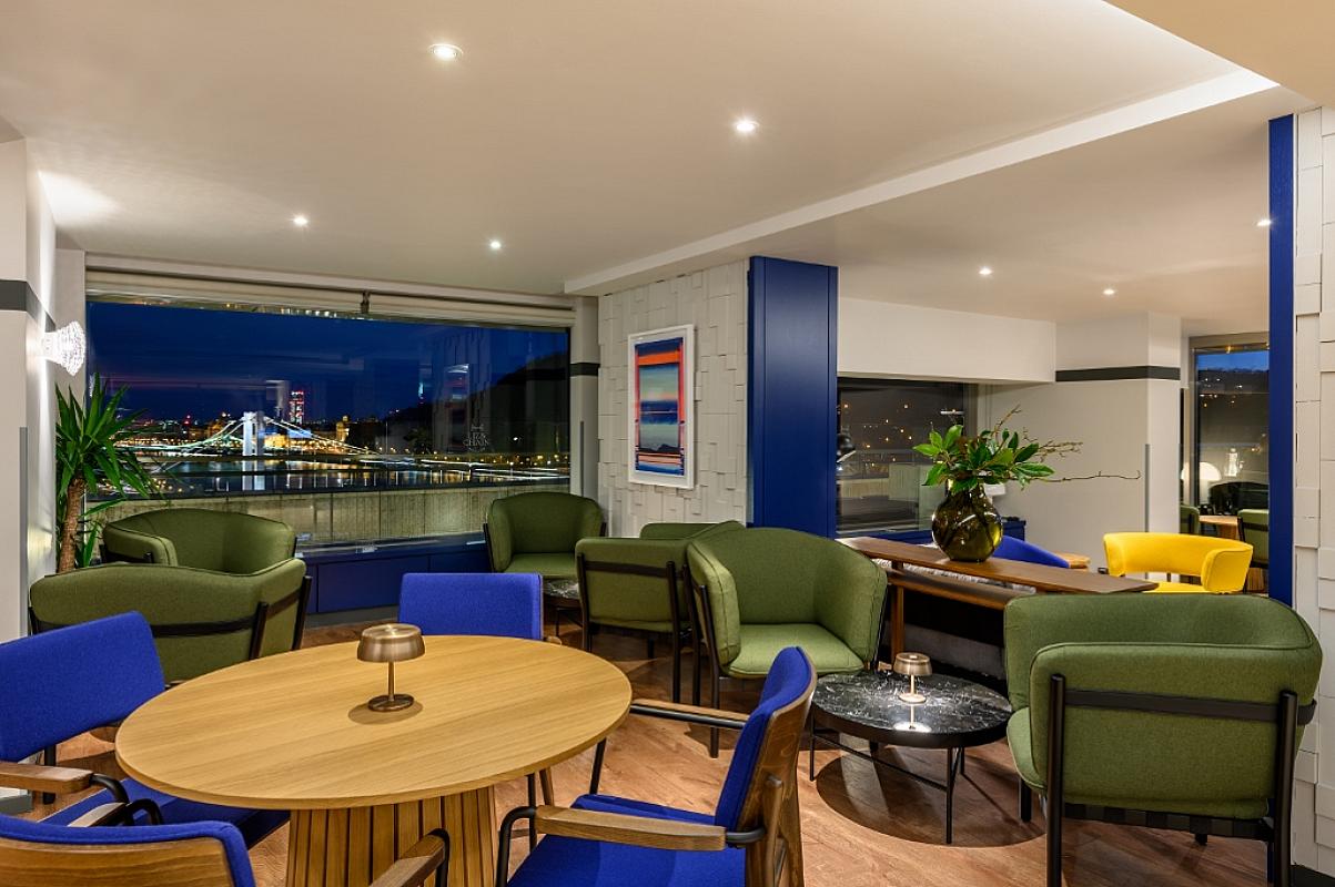 Liz & Chain Rooftop Bar